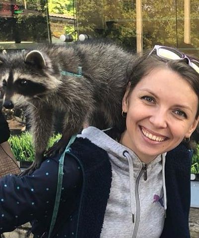 Ирина Тарасова с енотом на плече